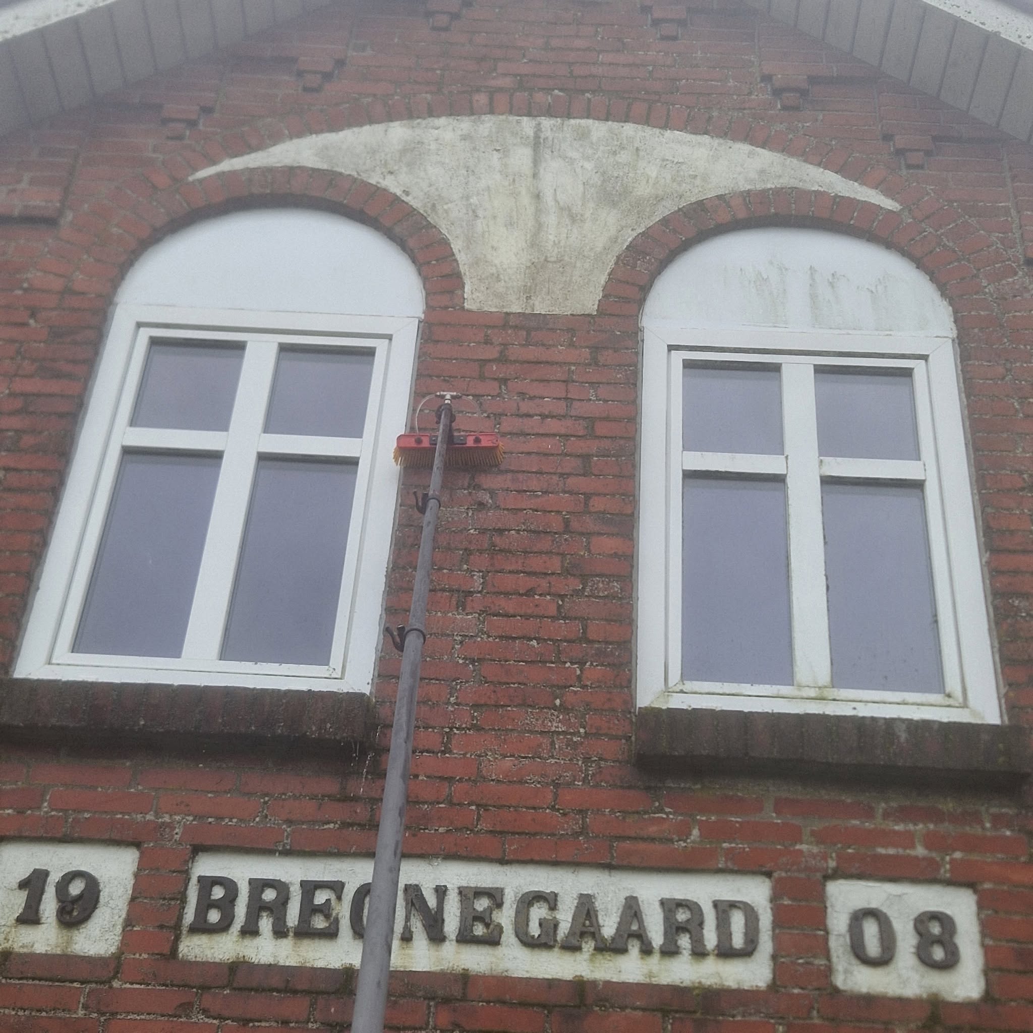 Fliserens af terrasse, før og efter rensning